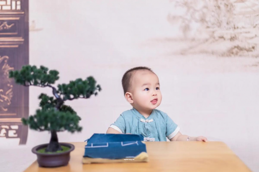 梧州怀孕肚子中间凹两边凸